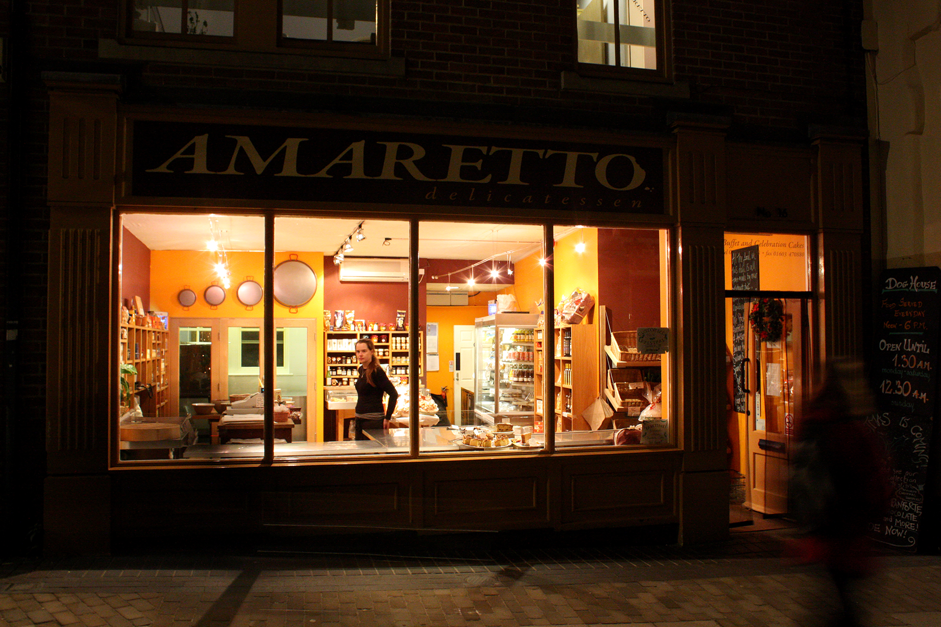 onafez design amaretto deli norwich esterno notturno